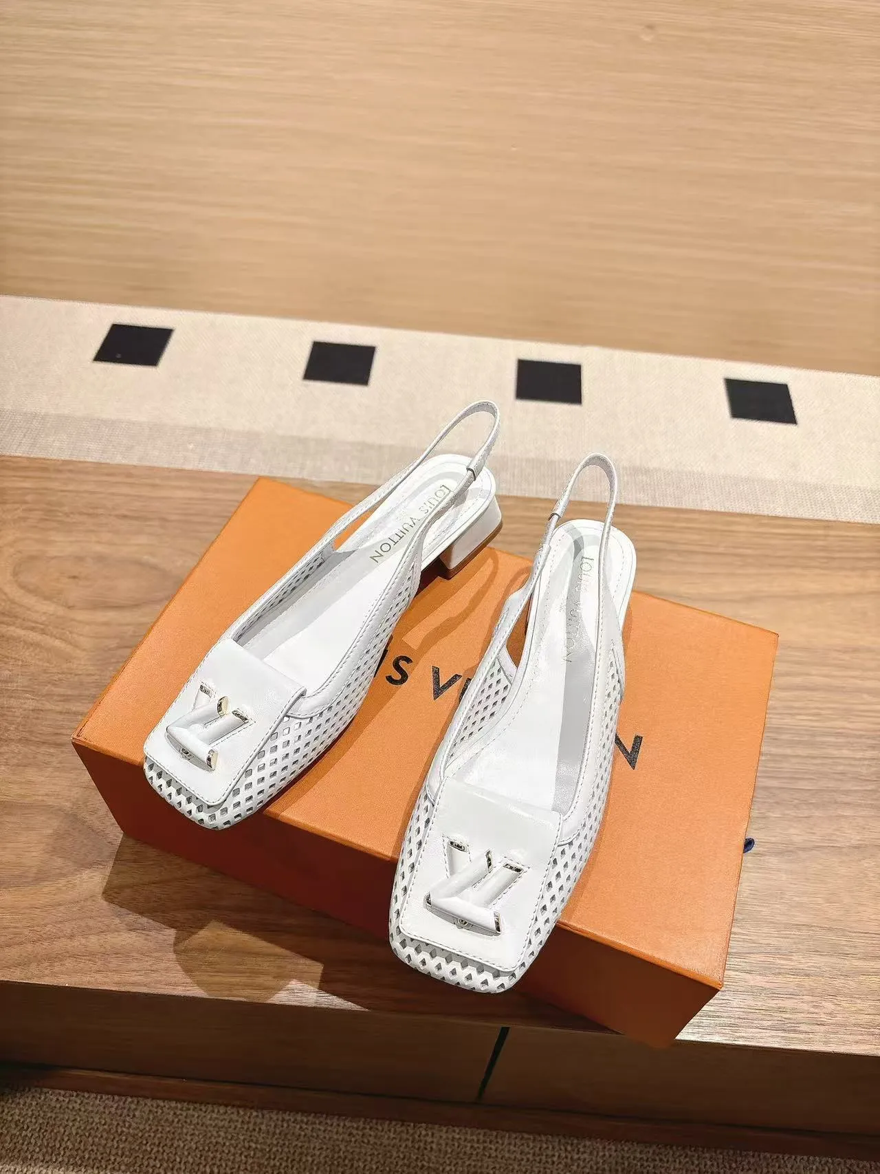 👟👟Ex-factory price 600👟👟 LV Louis Vuitton 25ss top version. Features the latest SHAKE hollow slingback sandals. Hard goods are new. Purchasing level! Full of high-end sense! A popular one among domestic and foreign bloggers. It is retro and fashionable and looks great on the feet! The main model on the official website. Upper: original customized cowhide surface. Lining: imported goatskin lining. ·Outsole: original Italian leather outsole ■Height: 3.5cm5.5cm ·Shoe size: 35-40 (41, 42 customizations are not returnable)